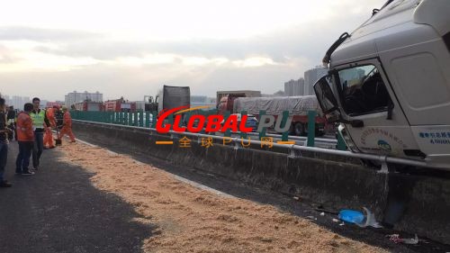 乙二醇油罐车沈海高速泉州段侧翻 液体发生泄漏