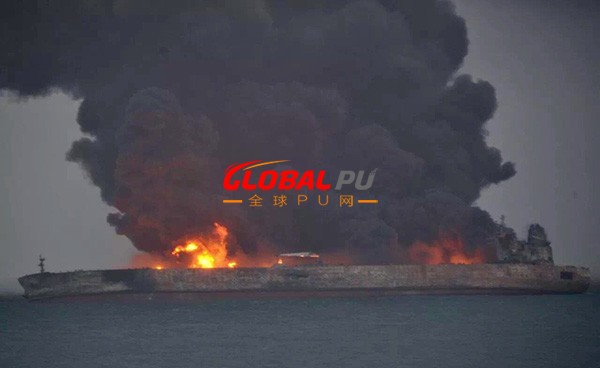 巴拿马籍13.6万吨油轮东海碰撞起火 海面有油污